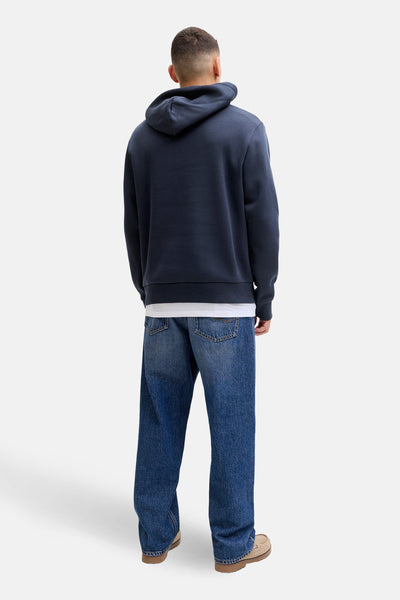 Sweat à capuche bleu par JACK & JONES, porté avec un t-shirt blanc et un jean bleu ample.