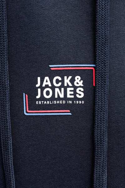 Blauwe hoodie van JACK & JONES, witte logodetail en marineblauwe trekkoorden.