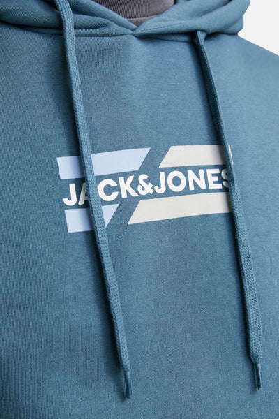 Blauwe hoodie van JACK & JONES, met trekkoord en opgedrukte logo op de voorkant.