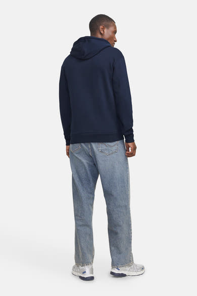 Blauwe hoodie van JACK & JONES, gedragen met een wijde jeans en zilveren sneakers.
