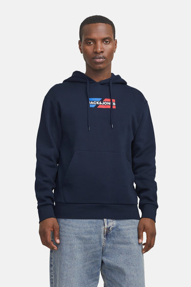 Marineblauwe hoodie van JACK & JONES, met een opdruk op de borst en trekkoorden.