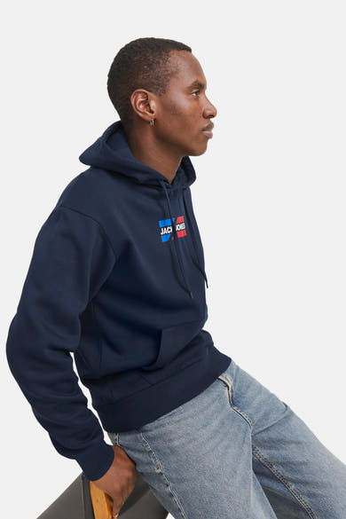 Marineblauwe hoodie van JACK & JONES, gedragen met een lichtgewassen spijkerbroek, zijaanzicht.