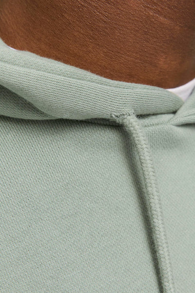 Groene hoodie van ORIGINALS BY JACK & JONES, met een close-up van de stof.