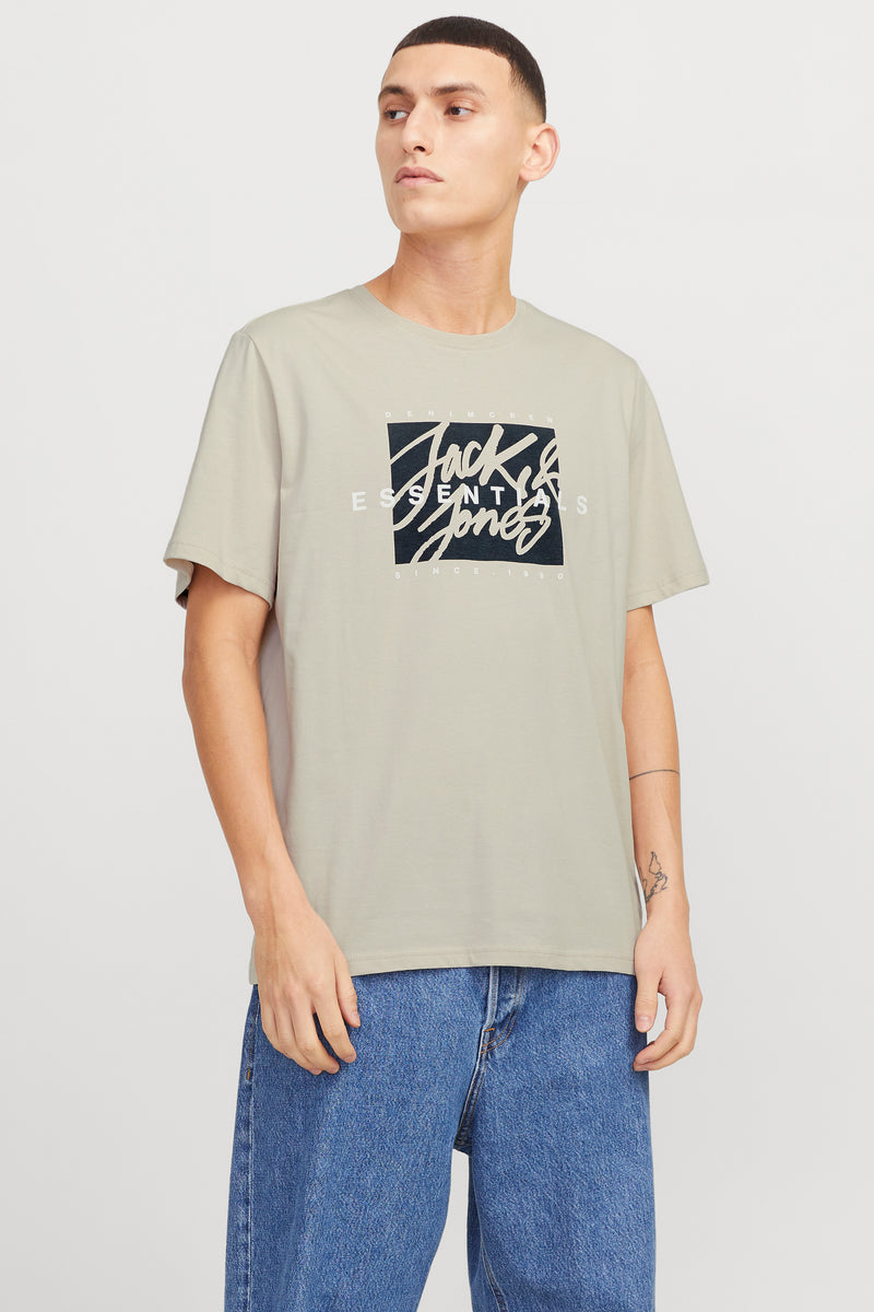 Beige T-shirt met korte mouwen van ORIGINALS BY JACK & JONES gedragen met een wijde blauwe jeans.