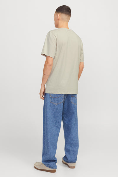 Beige T-shirt met korte mouwen van ORIGINALS BY JACK & JONES, gedragen met een wijde jeans en suède schoenen.