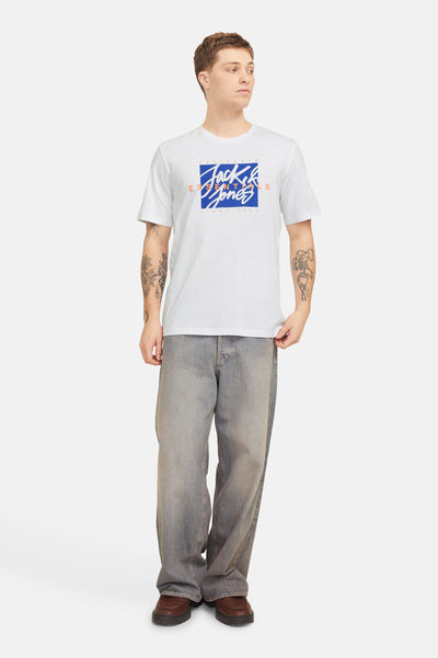 Wit T-shirt met korte mouwen van ORIGINALS BY JACK & JONES, met een grafische print op de voorkant, gedragen met een grijze wijde jeans.