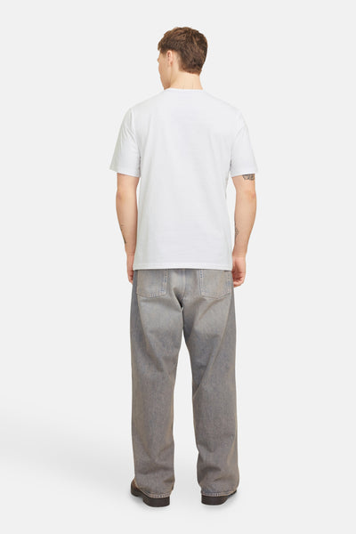Wit T-shirt met korte mouwen van ORIGINALS BY JACK & JONES, gedragen met een grijze jeans en bruine schoenen.