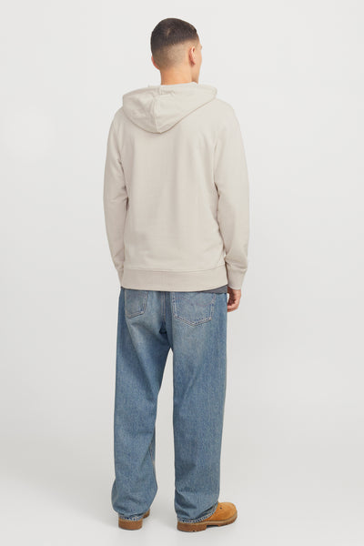 Ecru hoodie van ORIGINALS BY JACK & JONES, gedragen met een wijde jeans en bruine laarzen.