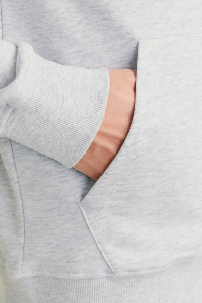 Sweat à capuche gris by ORIGINALS BY JACK & JONES avec une poche kangourou et un bras dans la poche.
