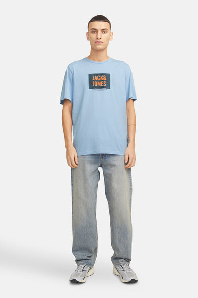 Blauwe t-shirt met korte mouwen van JACK & JONES, gedragen met een gebroken jeans en grijsen.