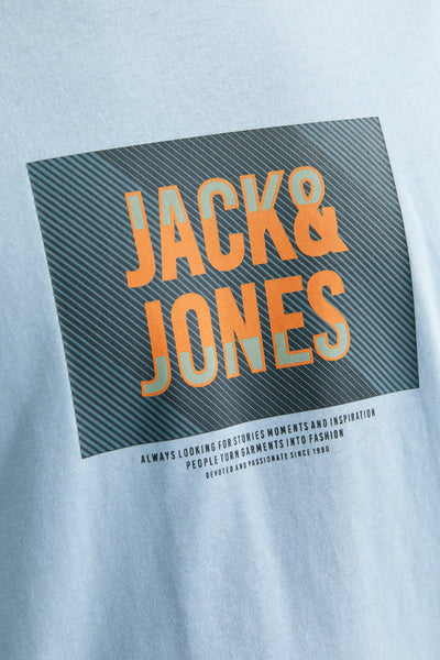 T-shirt bleu à manches courtes de JACK & JONES avec un imprimé graphique sur le devant.
