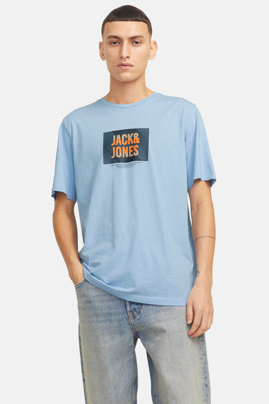 Blauwe tanktop van JACK & JONES, met een gedrukt patroon op de voorzijde, gedragen met een gebrokenje.