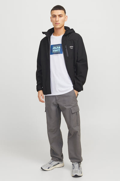 Wit T-shirt met korte mouwen van JACK & JONES, gedragen met een zwart jasje en een grijze cargobroek.