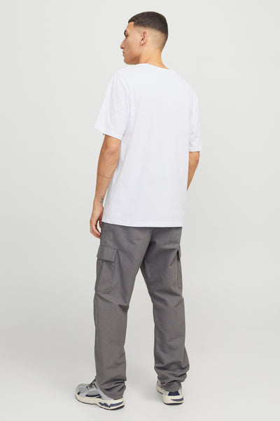 Wit T-shirt met korte mouwen van JACK & JONES, gedragen met een grijze cargobroek en sneakers.
