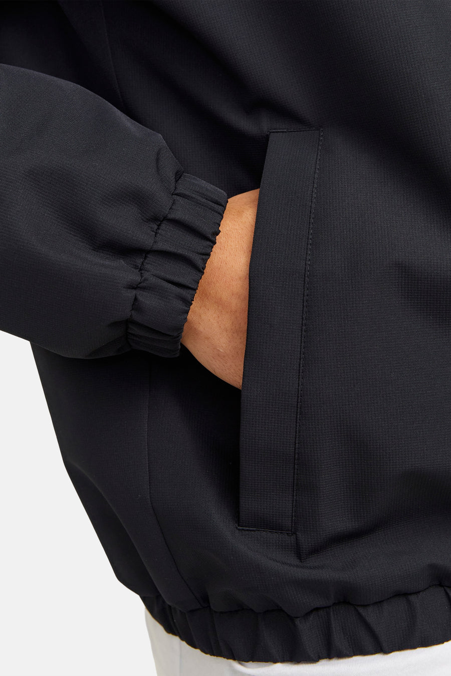 Zwarte regenjas van ORIGINALS BY JACK & JONES, met subtiele textuur en steekzak.