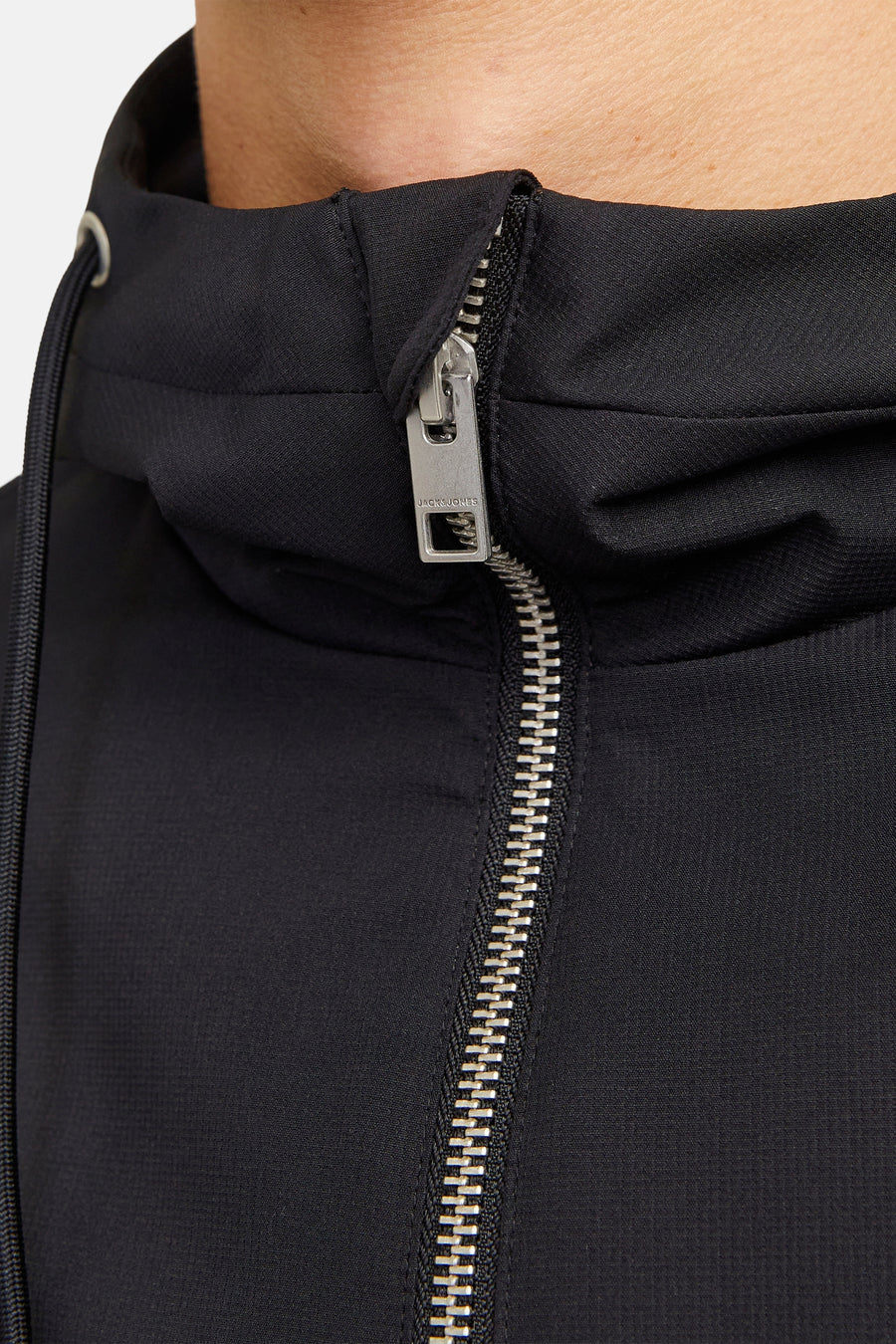 Zwarte regenjas van Originals by Jack & Jones met zilveren ritssluiting en trekkoord.
