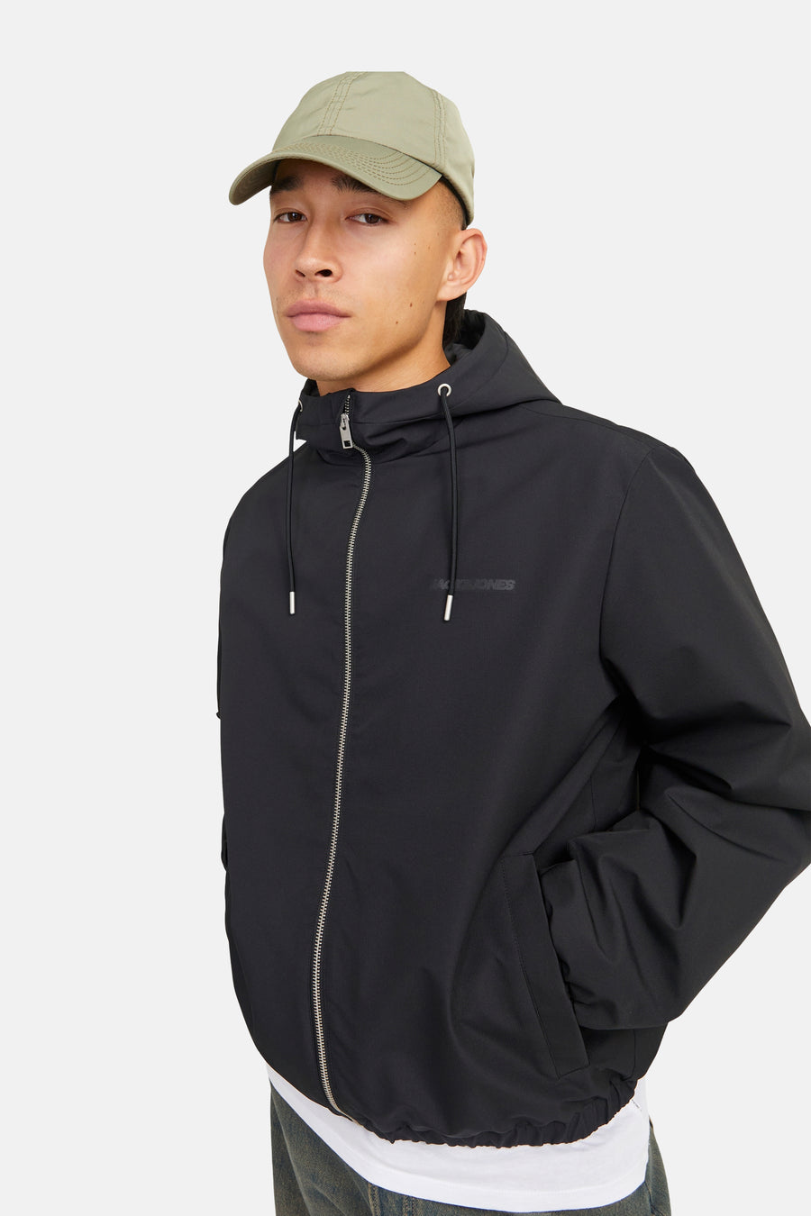 Zwarte regenjas van ORIGINALS BY JACK & JONES met capuchon, ritssluiting en trekkoorden.