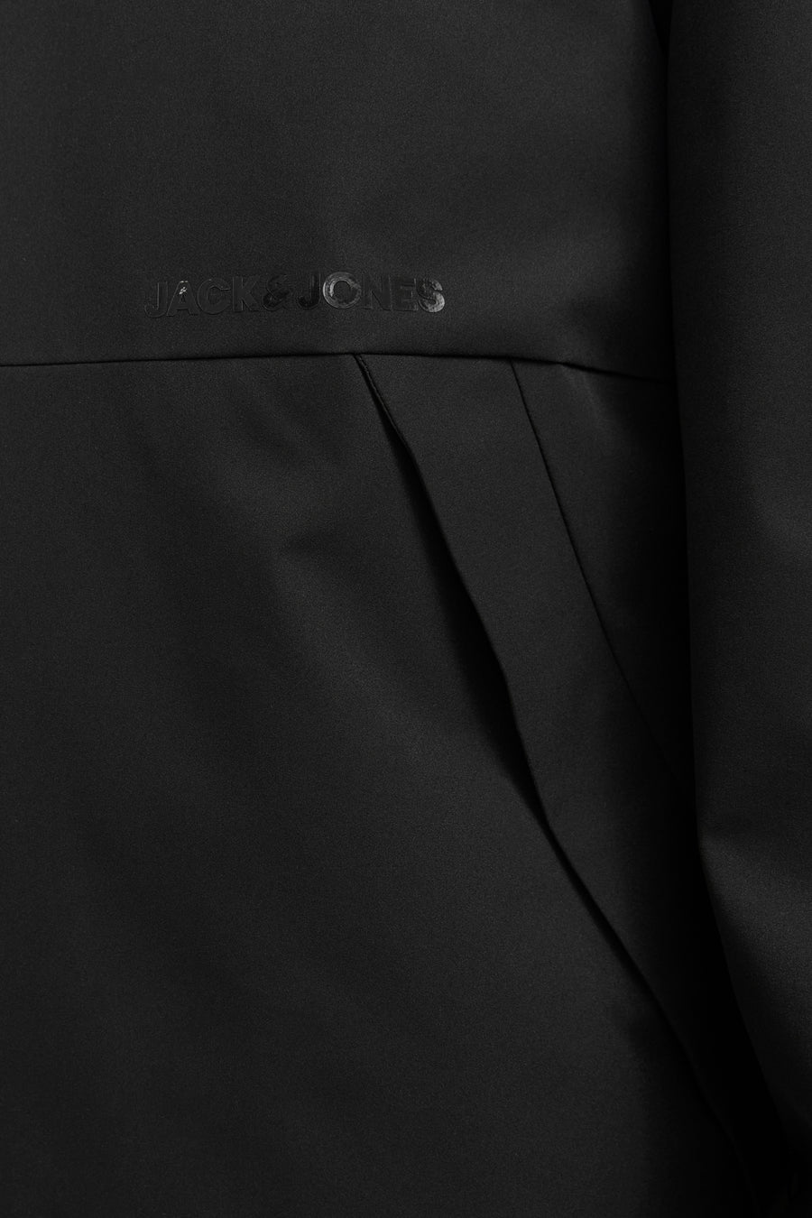 Veste courte noire de JACK & JONES avec poche plaquée.