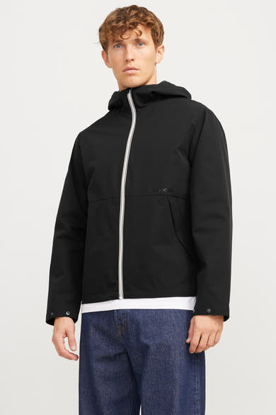 Veste courte noire de JACK & JONES, avec fermeture éclair blanche et jean bleu