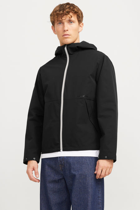Veste courte noire de JACK & JONES, avec fermeture éclair blanche et jean bleu