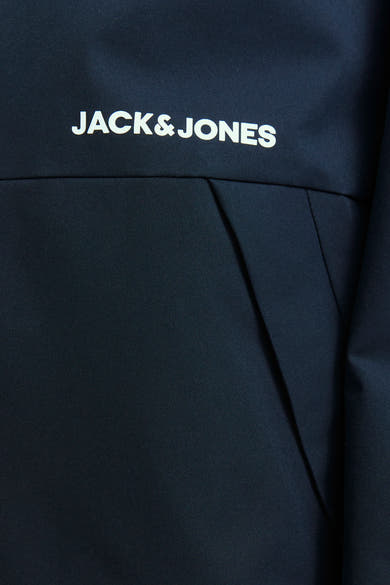 Korte blauwe jas van JACK & JONES, met wit logo op de voorkant.
