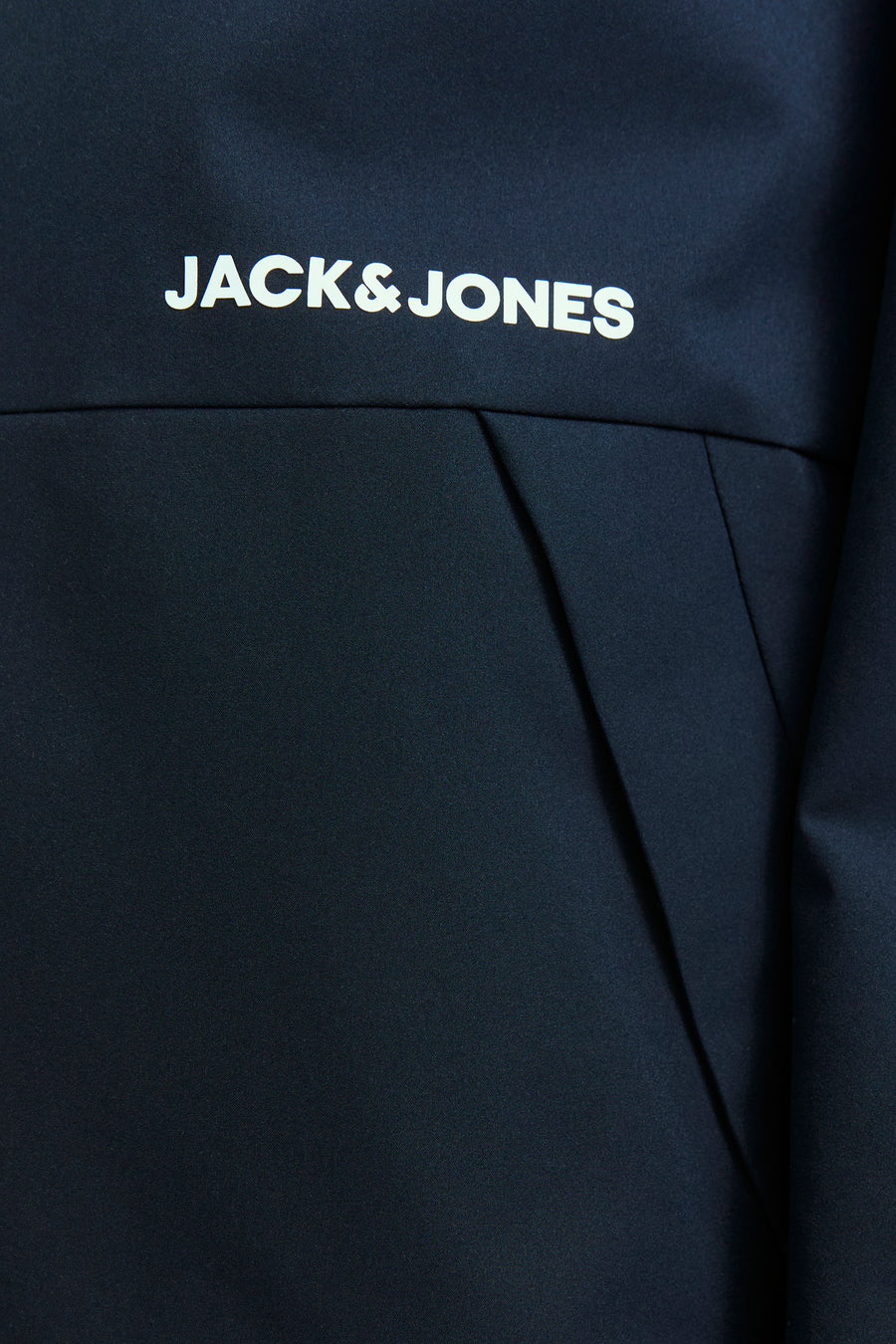 Korte blauwe jas van JACK & JONES, met wit logo op de voorkant.