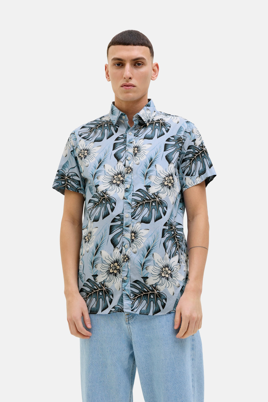 Blauwe blouse met korte mouwen van JACK & JONES, met een tropisch bladmotief.