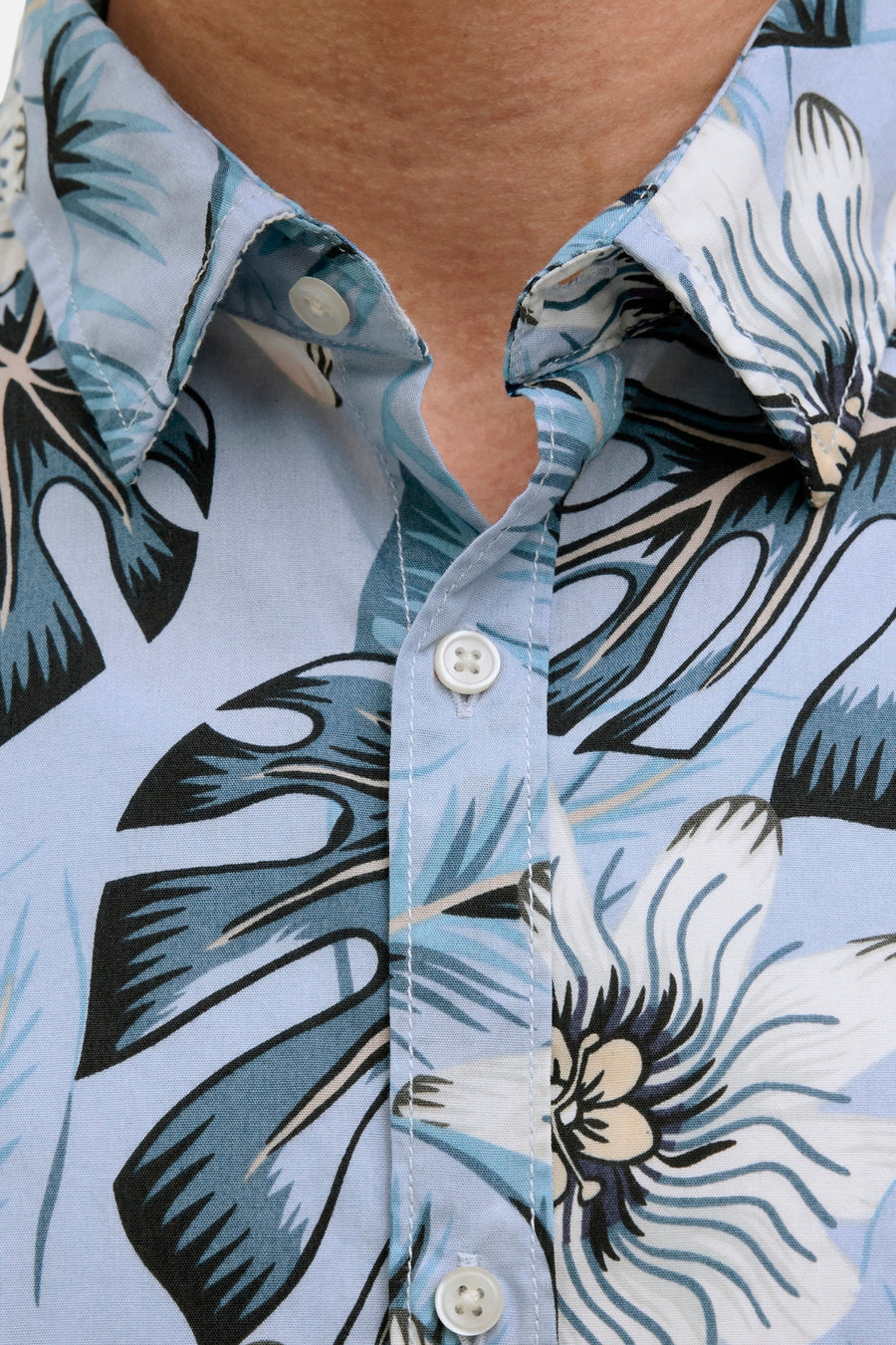 Blauw overhemd met korte mouwen van JACK & JONES, met een bloemenpatroon en witte knopen.