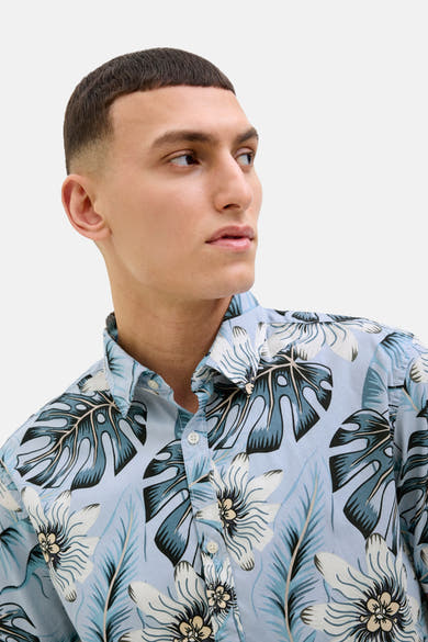 Blauw overhemd met korte mouwen van JACK & JONES, met bloemen- en bladmotief.