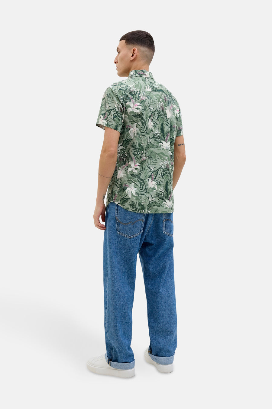 Groen overhemd met korte mouwen van JACK & JONES met bloemenprint, gedragen met een blauwe jeans.