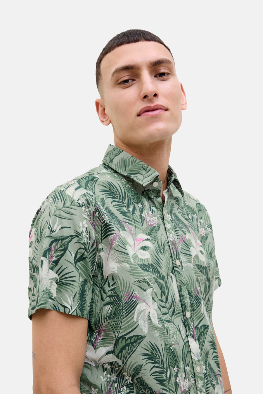 Groen overhemd met korte mouwen van JACK & JONES met een all-over bloemen- en tropisch patroon.