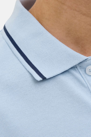 Blauw poloshirt met korte mouwen van JACK & JONES met marineblauwe gestreepte kraag, pique textuur.