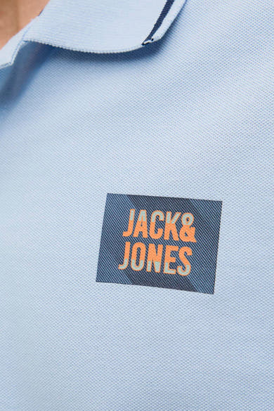Blauwe polo met korte mouwen van JACK & JONES, met contrasterend vierkant logo op de borst.