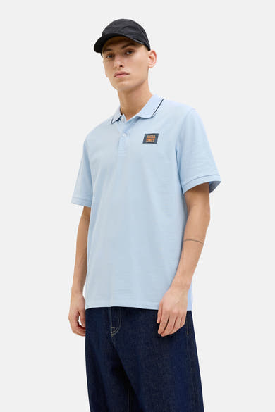 Blauw poloshirt met korte mouwen van JACK & JONES met een geribde kraag en een vierkant logo.