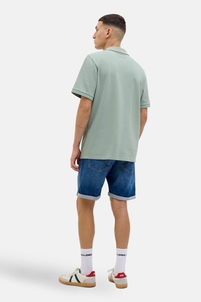 Polo kaki metteak Jack JACK & & J,,, een shortje en en enige sneakers.