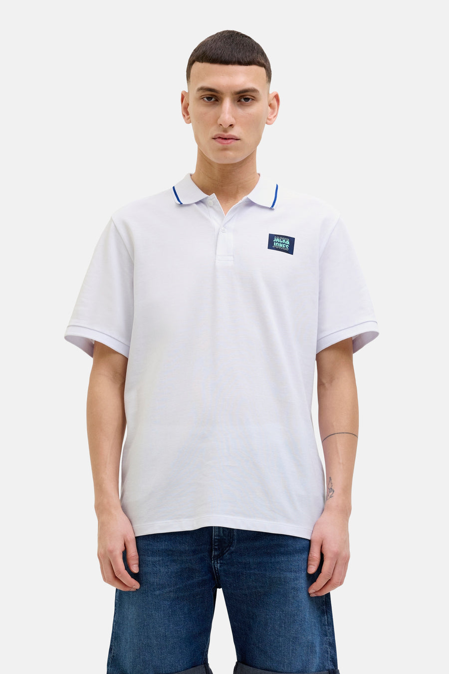 Wit poloshirt met korte mouwen van JACK & JONES, met marineblauwe kraag en logo op de borst.
