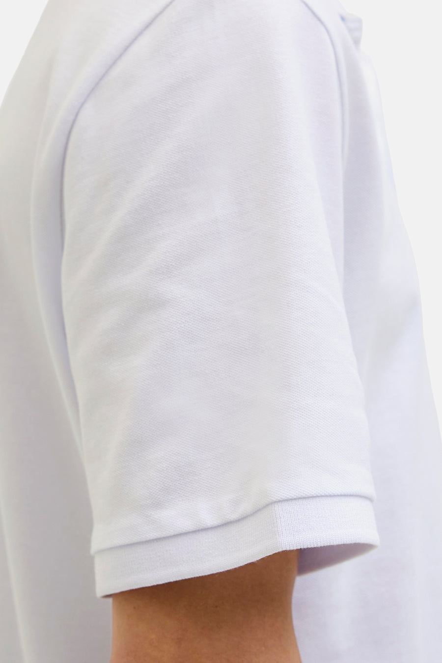 Wit poloshirt met korte mouwen van JACK & JONES, met de textuur van de stof en de rand van de mouw.