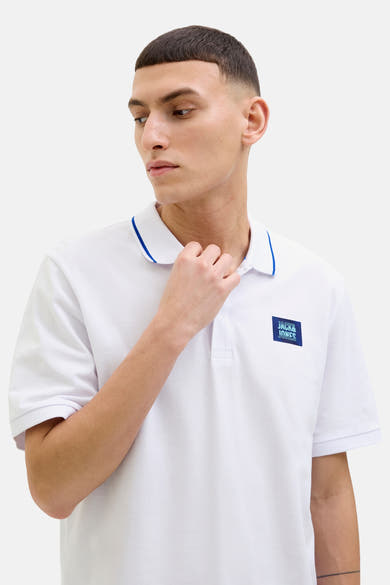 Wit poloshirt met korte mouwen van JACK & JONES, met een marineblauwe bies op de kraag