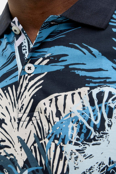 Blauw poloshirt met korte mouwen van JACK & JONES met een wit en blauw bloemenpatroon.