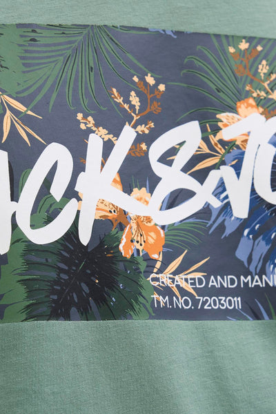Kaki T-shirt met korte mouwen van JACK & JONES met een tropisch bloemenpatroon op de voorkant.