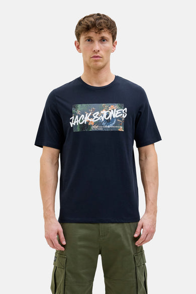 Dikkerblauwe korte mouw T-shirt van JACK & JONES, met een rechthoekig bloemmotief op de voorzijde, gedragen met een groene cargo short.
