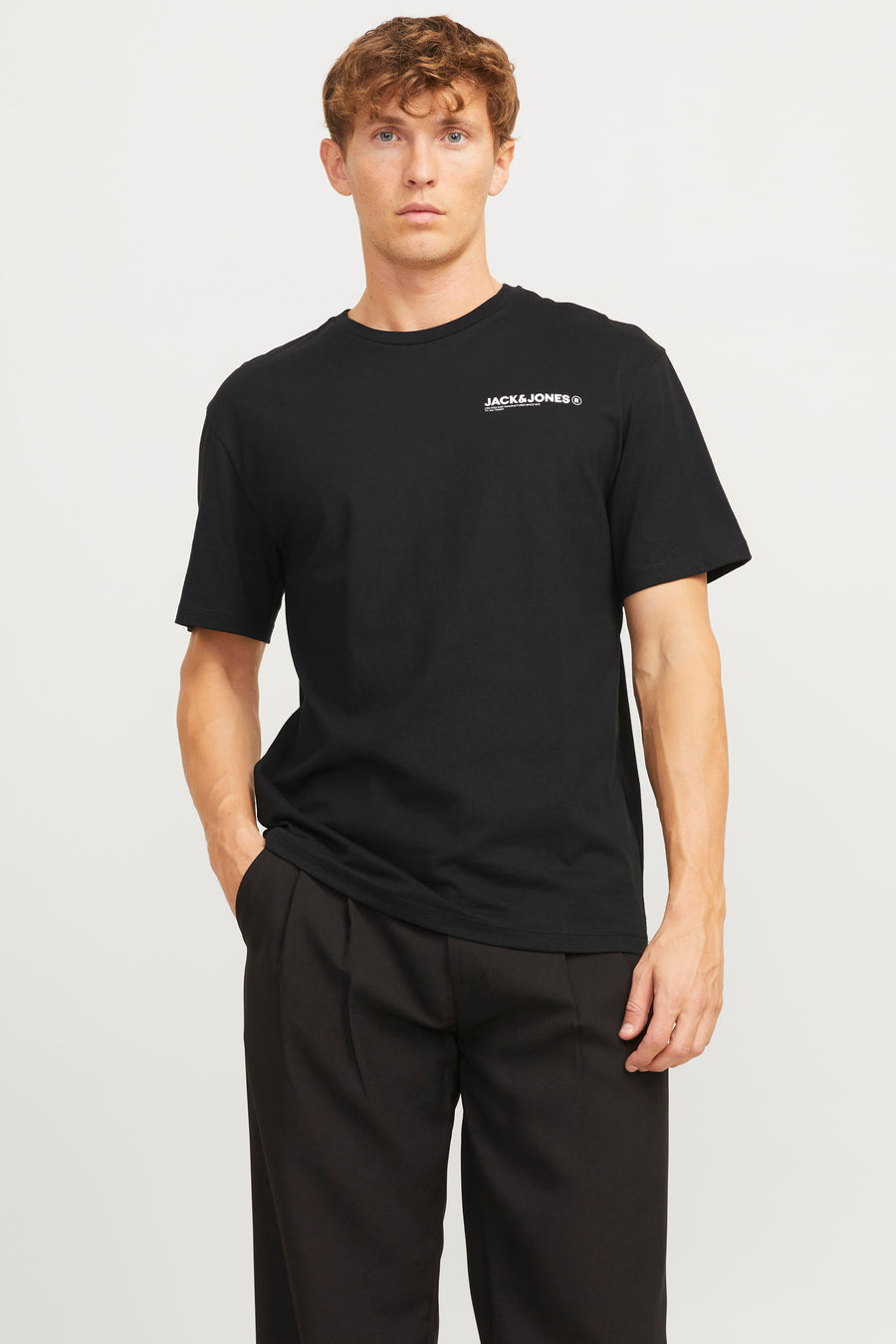 Zwart T-shirt met korte mouwen van ORIGINALS BY JACK & JONES, gedragen met een donkere plooibroek.