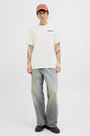 Wit T-shirt met korte mouwen van Originals by Jack & Jones, gedragen met een wijde, uitgewassen spijkerbroek en een pet.