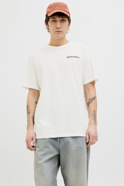 T-shirt blanc à manches courtes par Originals by Jack & Jones, porté avec une casquette et un jean décontracté.