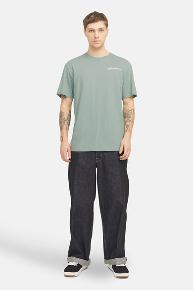 T-shirt met ORIGINALS BY JACK & JONES, Jacks met een donkere wijd gebaide broek en sneakers.
