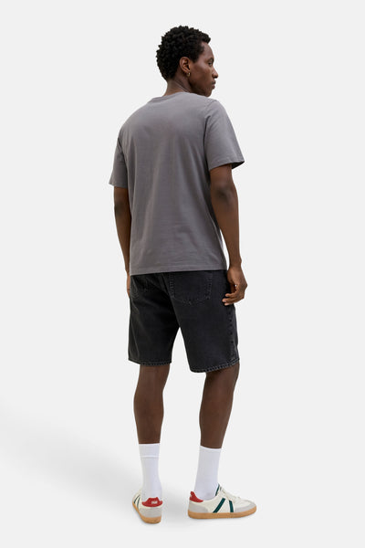 T-shirt à manches courtes gris de JACK & JONES, porté avec un short noir et des baskets.