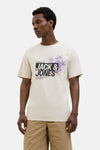 T-shirt à manches courtes écru de JACK & JONES, avec un imprimé graphique abstrait, porté avec un short beige.