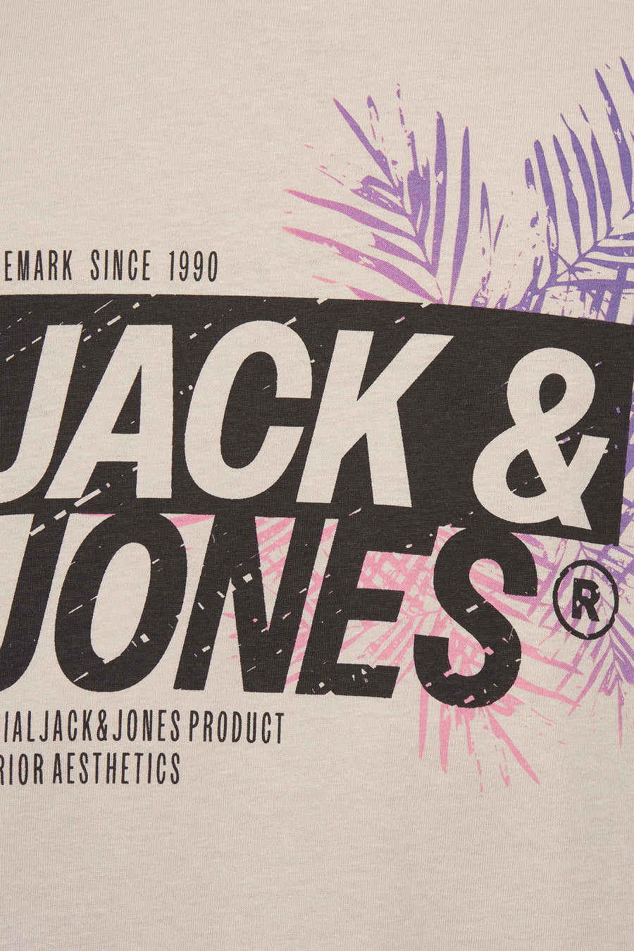 T-shirt écru à manches courtes de JACK & JONES avec imprimé du logo et motif de feuilles de palmier.