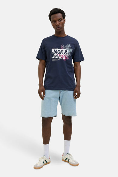 T-shirt bleu marine à manches courtes de JACK & JONES, avec imprimé tropical sur le devant.