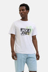 T-shirt à manches courtes blanc de JACK & JONES, avec un imprimé graphique tropical sur le devant.